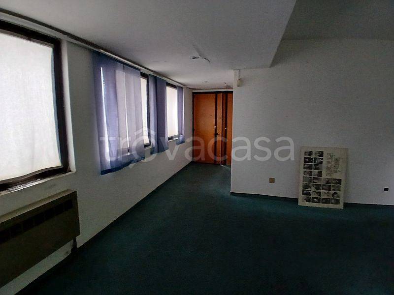 locale commerciale in vendita a Genova in zona Bolzaneto