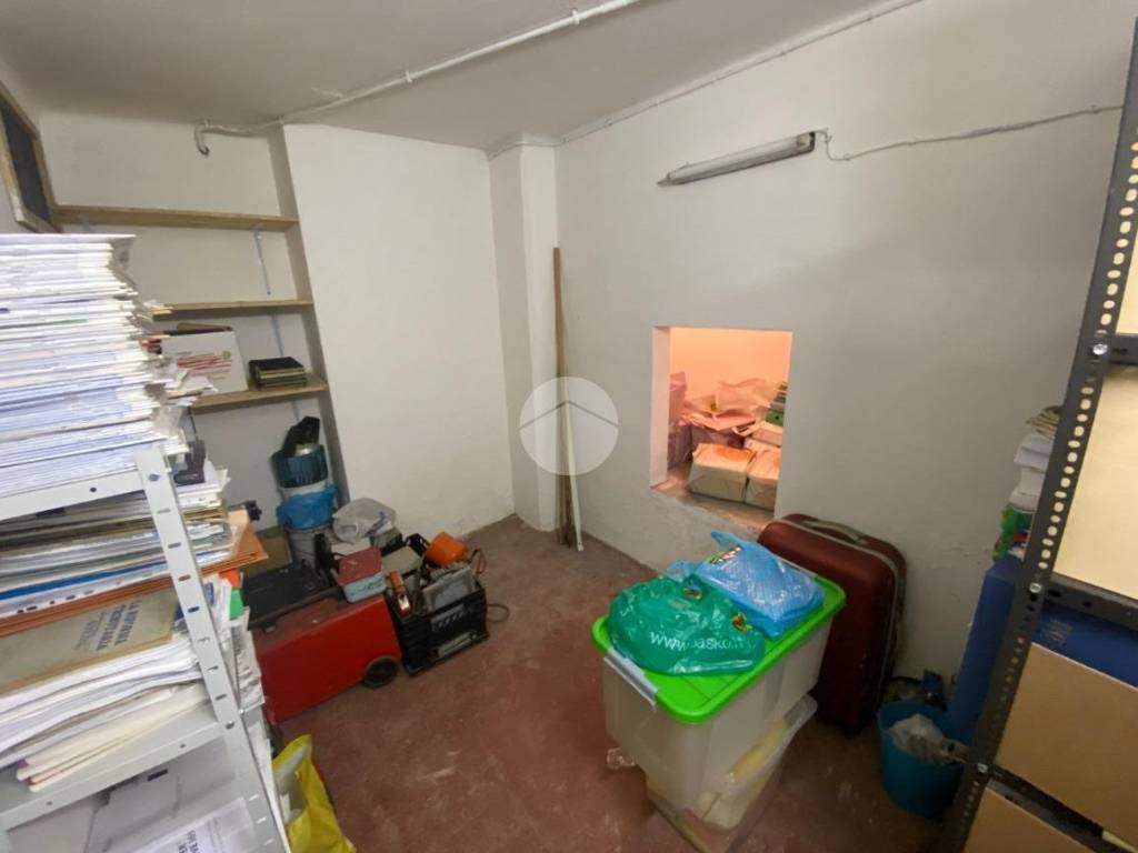 locale commerciale in vendita a Genova in zona Pegli