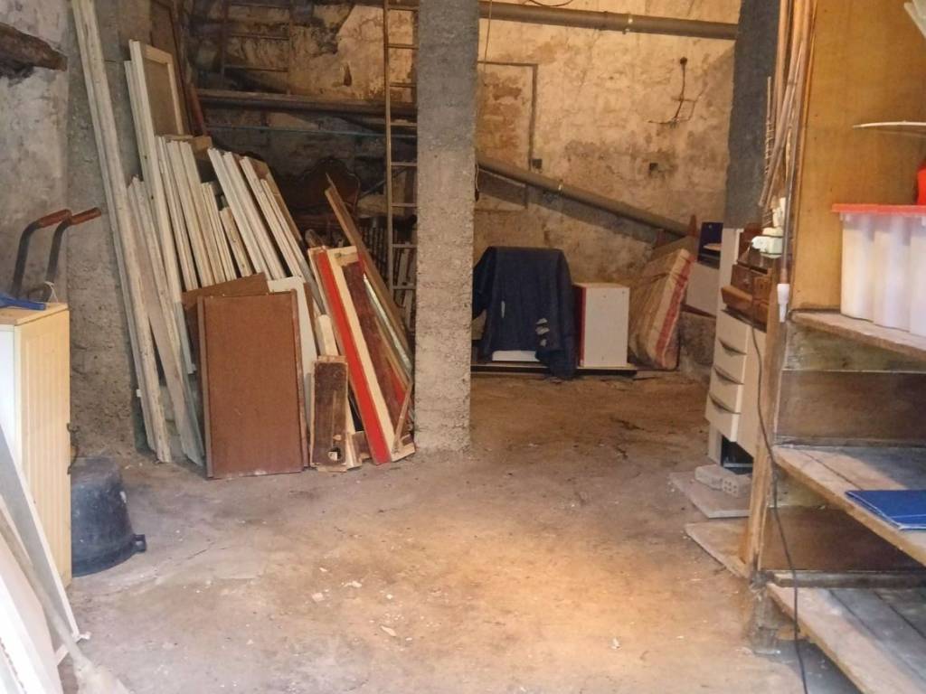 locale commerciale in vendita a Genova in zona Struppa