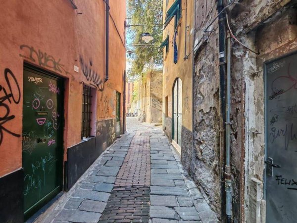 appartamento in vendita a Genova in zona Sottoripa / Maddalena / Molo
