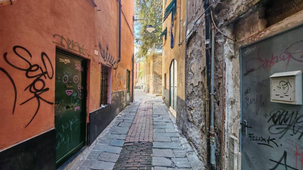appartamento in vendita a Genova in zona Sottoripa / Maddalena / Molo