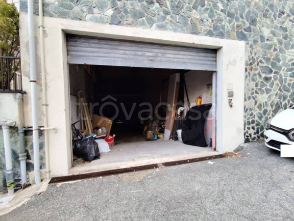 locale commerciale in vendita a Genova in zona Rivarolo