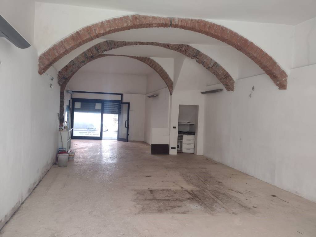 negozio in vendita a Genova in zona Rivarolo