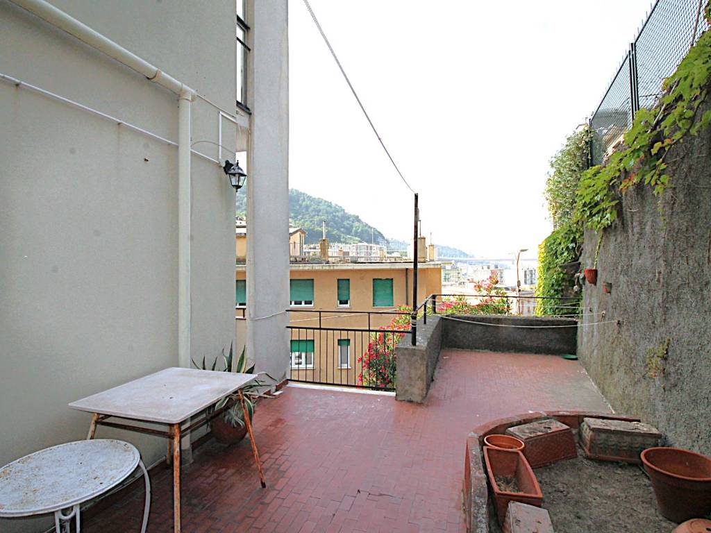 appartamento in vendita a Genova in zona Certosa