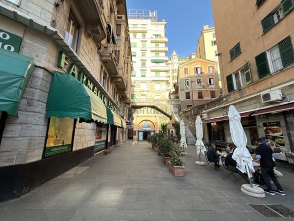 appartamento in vendita a Genova in zona Sottoripa / Maddalena / Molo