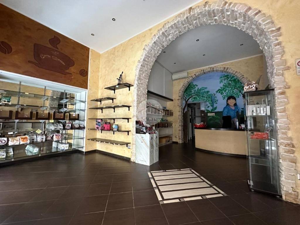 negozio in vendita a Genova in zona Sestri Ponente