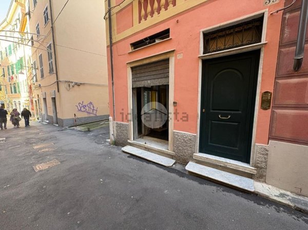 locale commerciale in vendita a Genova in zona Voltri