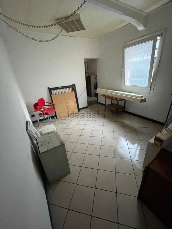 negozio in vendita a Genova in zona Rivarolo