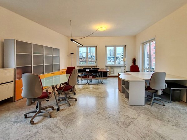 ufficio in vendita a Genova in zona Sampierdarena