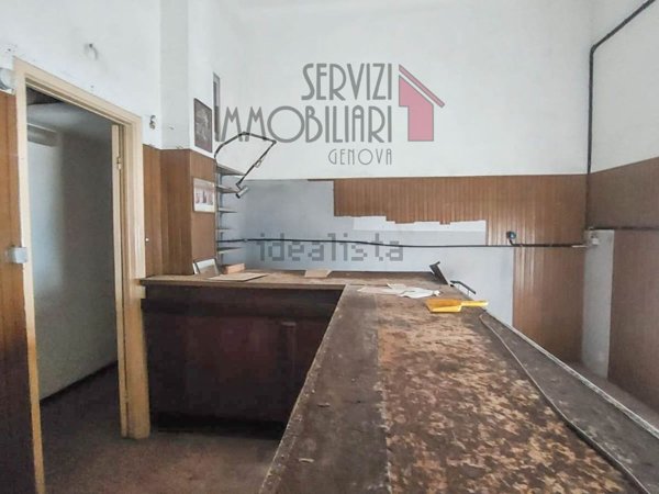 locale commerciale in vendita a Genova in zona Rivarolo