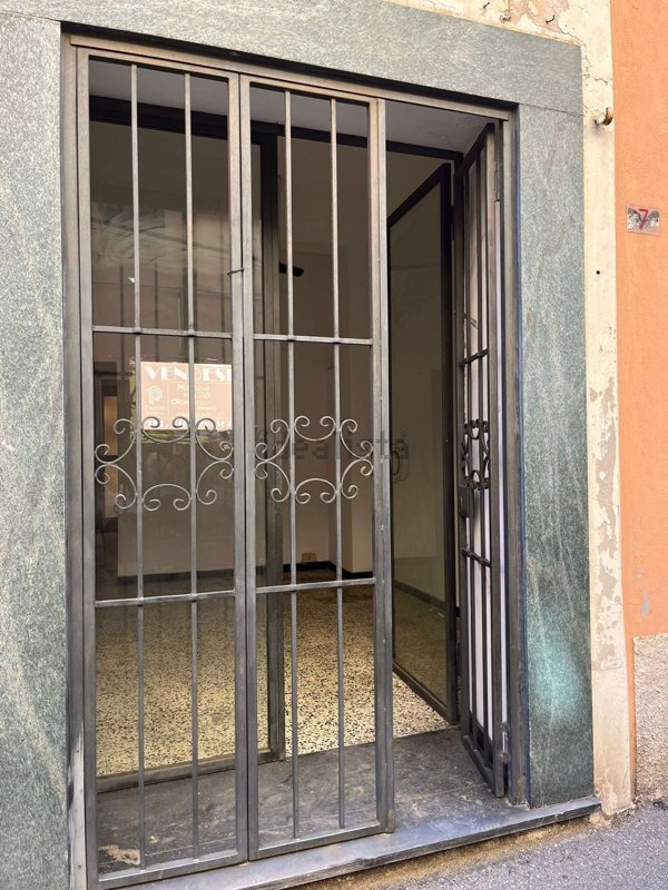locale commerciale in vendita a Genova in zona Sestri Ponente
