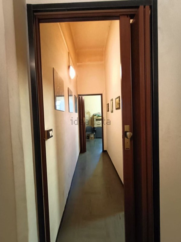 locale commerciale in vendita a Genova in zona Sestri Ponente