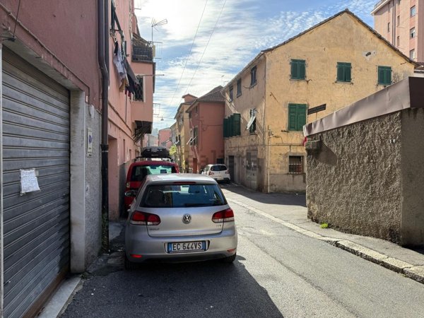 locale di sgombero in vendita a Genova in zona San Quirico