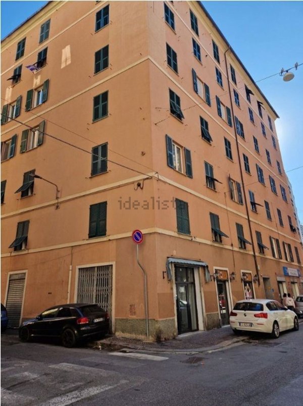 locale commerciale in vendita a Genova in zona Sampierdarena