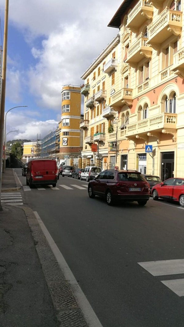 locale commerciale in vendita a Genova in zona Multedo