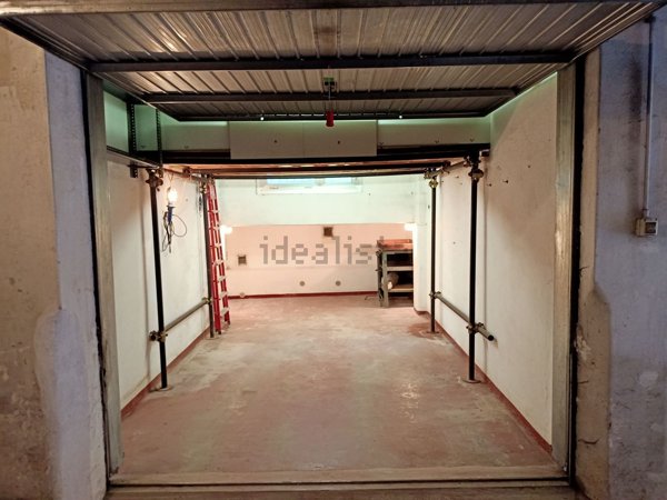 locale di sgombero in vendita a Genova in zona Rivarolo