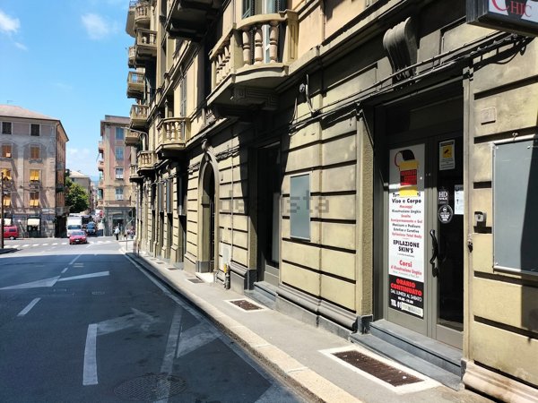 locale commerciale in vendita a Genova in zona Sestri Ponente