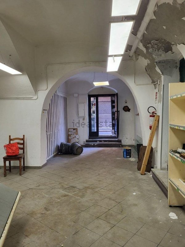 locale di sgombero in vendita a Genova in zona Sestri Ponente