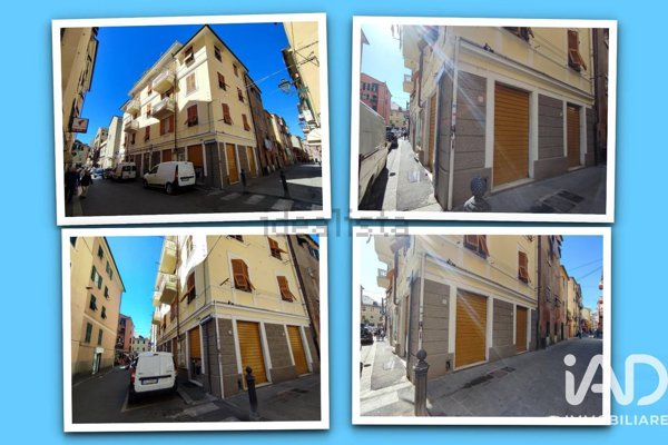 locale commerciale in vendita a Genova in zona Sestri Ponente