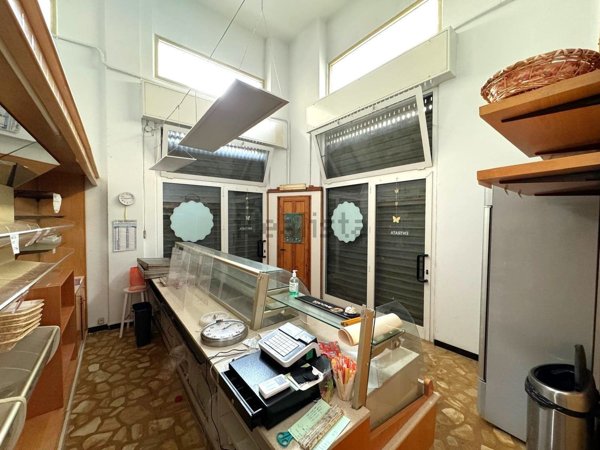 locale commerciale in vendita a Genova in zona Palmaro / Pra'