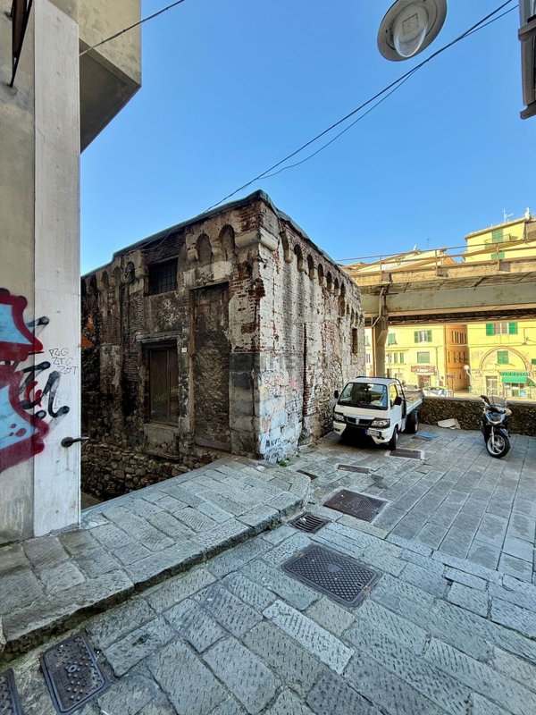 locale di sgombero in vendita a Genova in zona Sottoripa / Maddalena / Molo