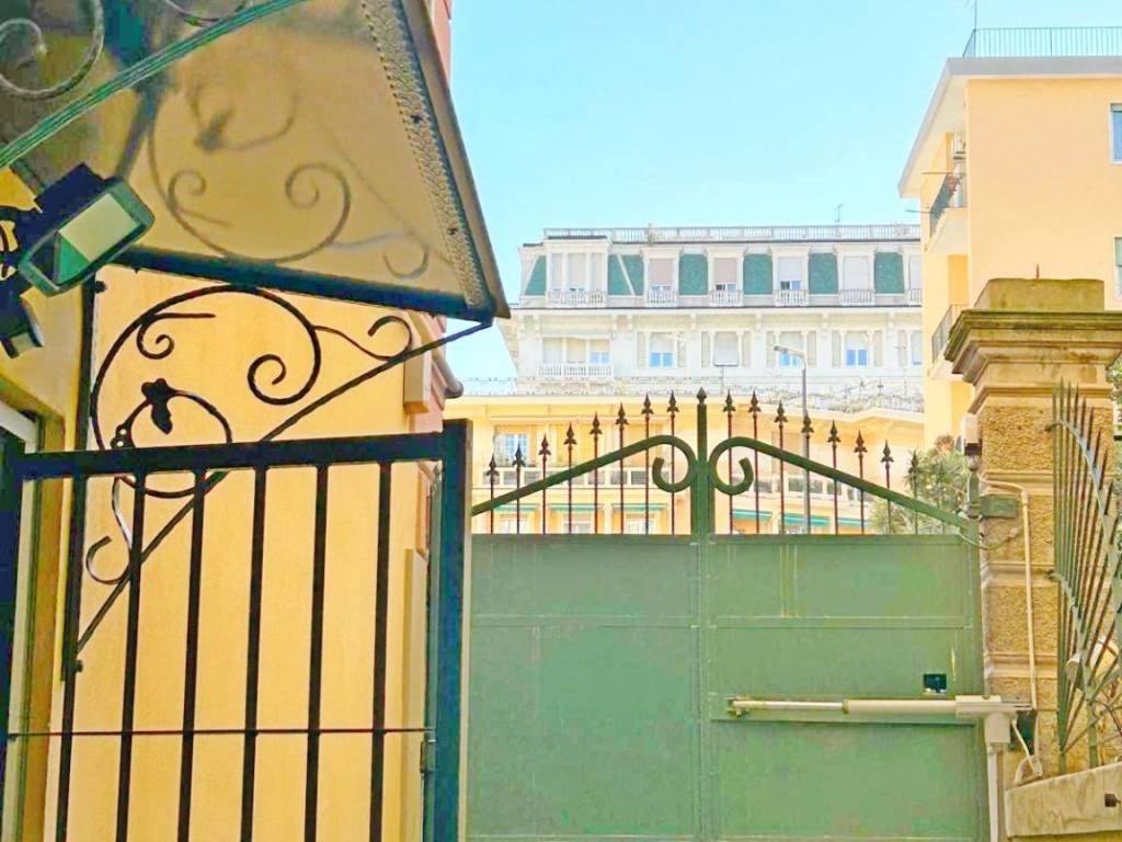 appartamento in vendita a Genova in zona Carignano