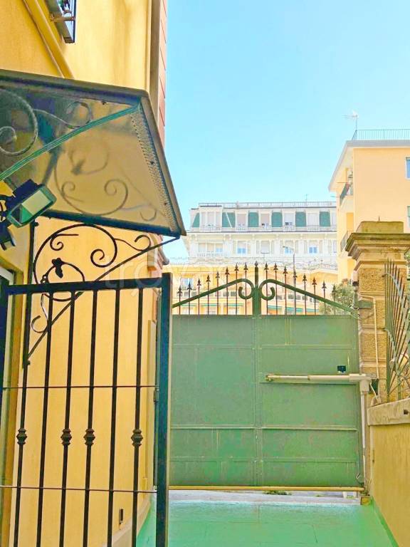 appartamento in vendita a Genova in zona Carignano