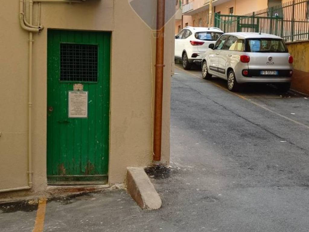 locale commerciale in vendita a Genova in zona Sestri Ponente