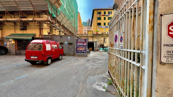 locale commerciale in vendita a Genova in zona Staglieno