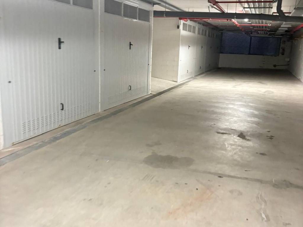 locale commerciale in vendita a Genova in zona Molassana