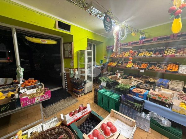 negozio in vendita a Genova in zona Voltri