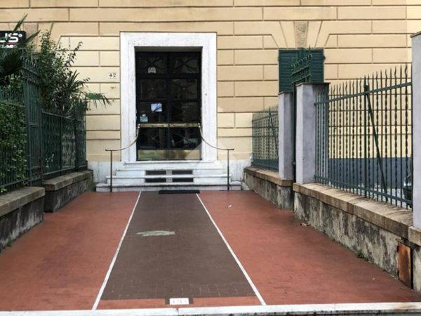 locale commerciale in vendita a Genova