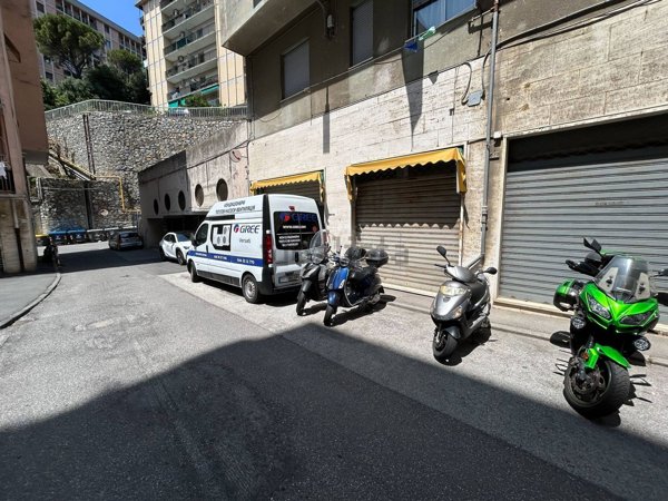 locale commerciale in vendita a Genova in zona San Fruttuoso