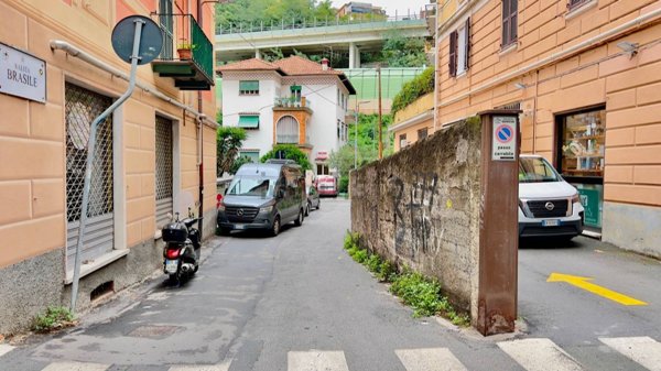 locale commerciale in vendita a Genova in zona Bolzaneto