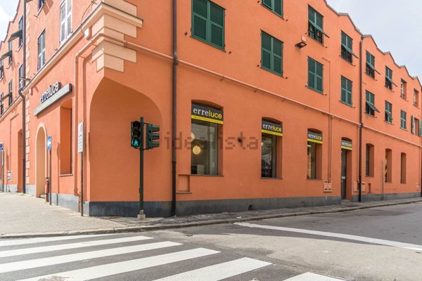 negozio in vendita a Genova in zona Sestri Ponente