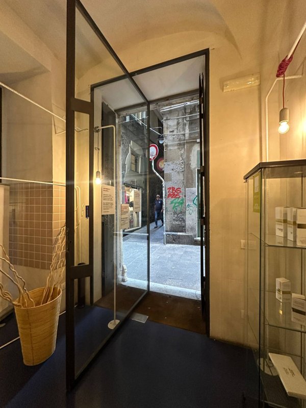 locale commerciale in vendita a Genova in zona Sottoripa / Maddalena / Molo