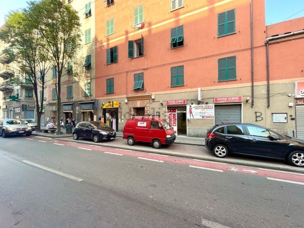 locale commerciale in vendita a Genova in zona Certosa