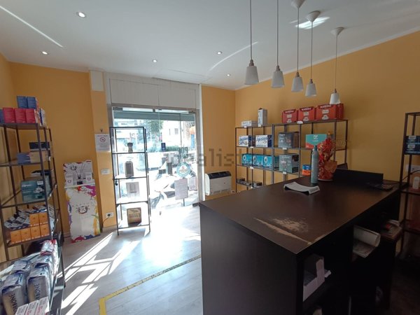 locale commerciale in vendita a Genova in zona Sestri Ponente