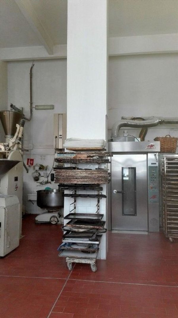 locale commerciale in vendita a Genova in zona Molassana