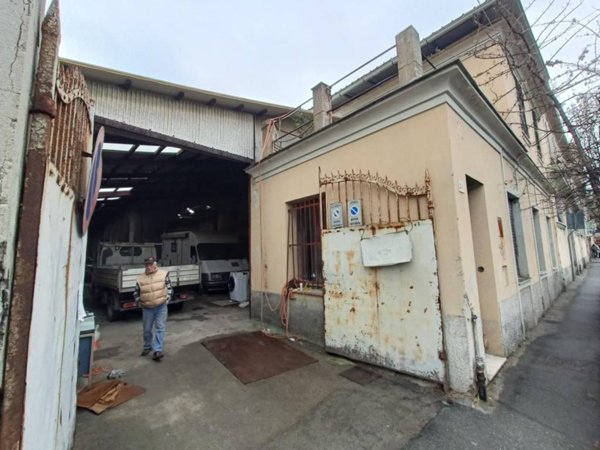locale commerciale in vendita a Genova in zona Rivarolo
