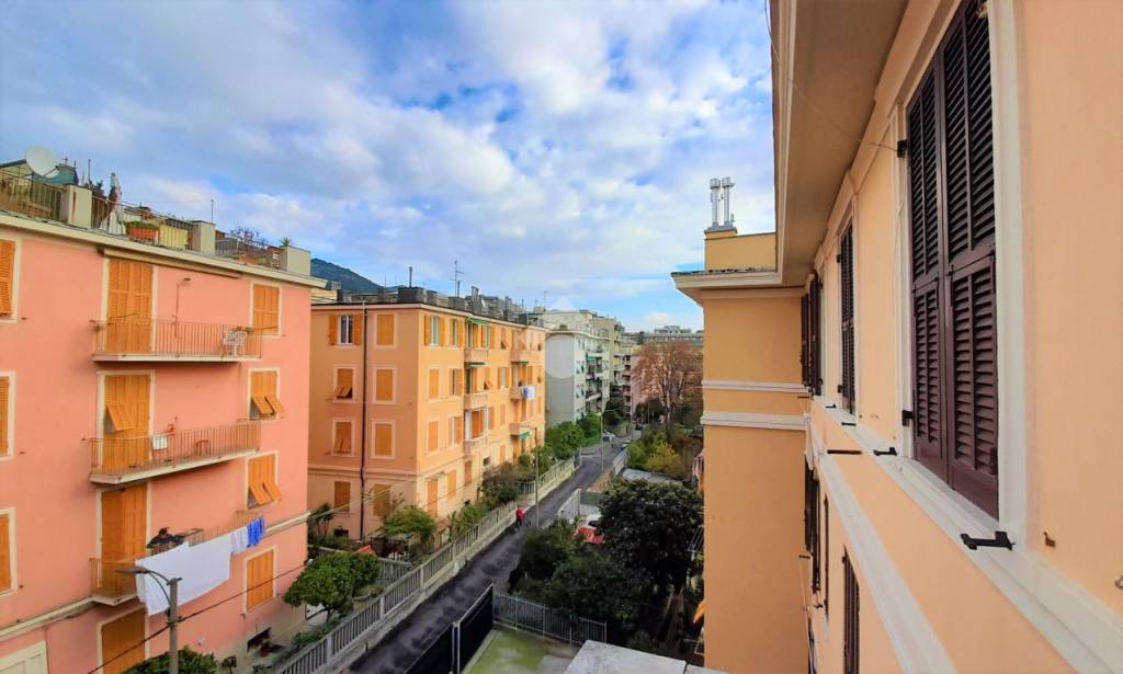 appartamento in vendita a Genova in zona Sestri Ponente
