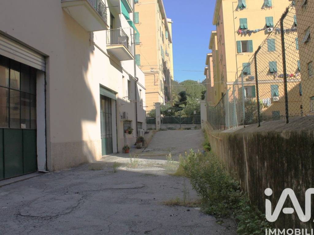 negozio in vendita a Genova in zona Certosa