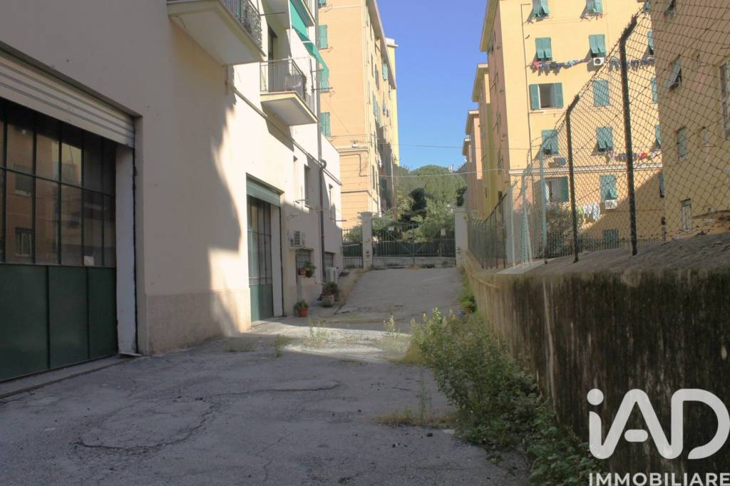 negozio in vendita a Genova in zona Rivarolo
