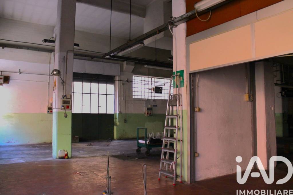 negozio in vendita a Genova in zona Rivarolo