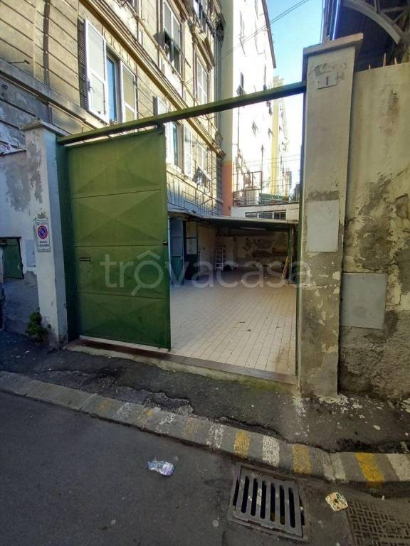 locale commerciale in vendita a Genova in zona Sampierdarena