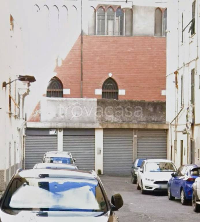 locale commerciale in vendita a Genova in zona Sampierdarena