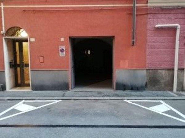 locale di sgombero in vendita a Genova in zona Sestri Ponente
