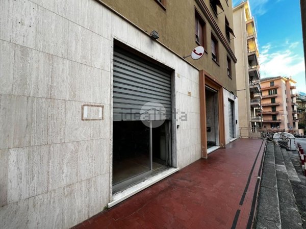 locale commerciale in vendita a Genova in zona Sestri Ponente