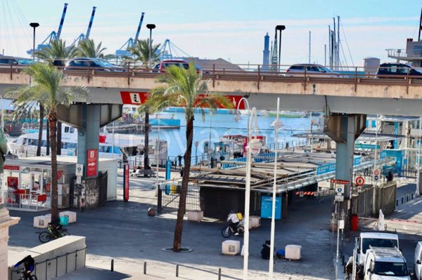 appartamento in vendita a Genova in zona Sottoripa / Maddalena / Molo