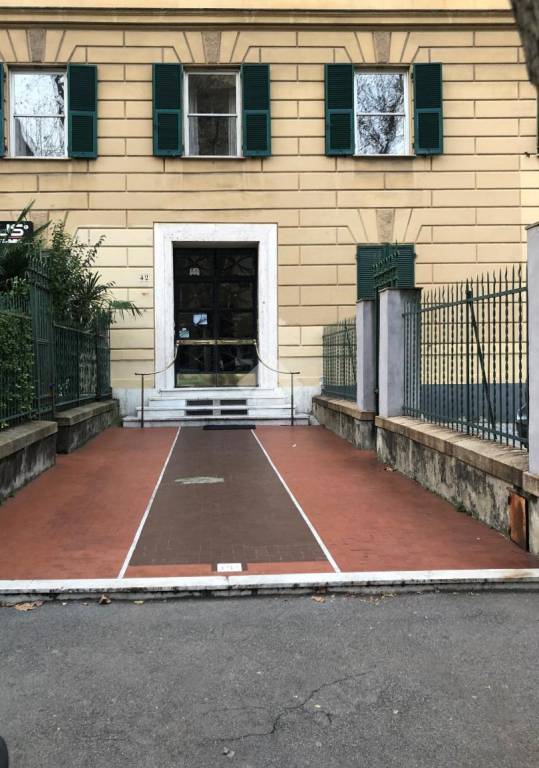 locale commerciale in vendita a Genova in zona Foce